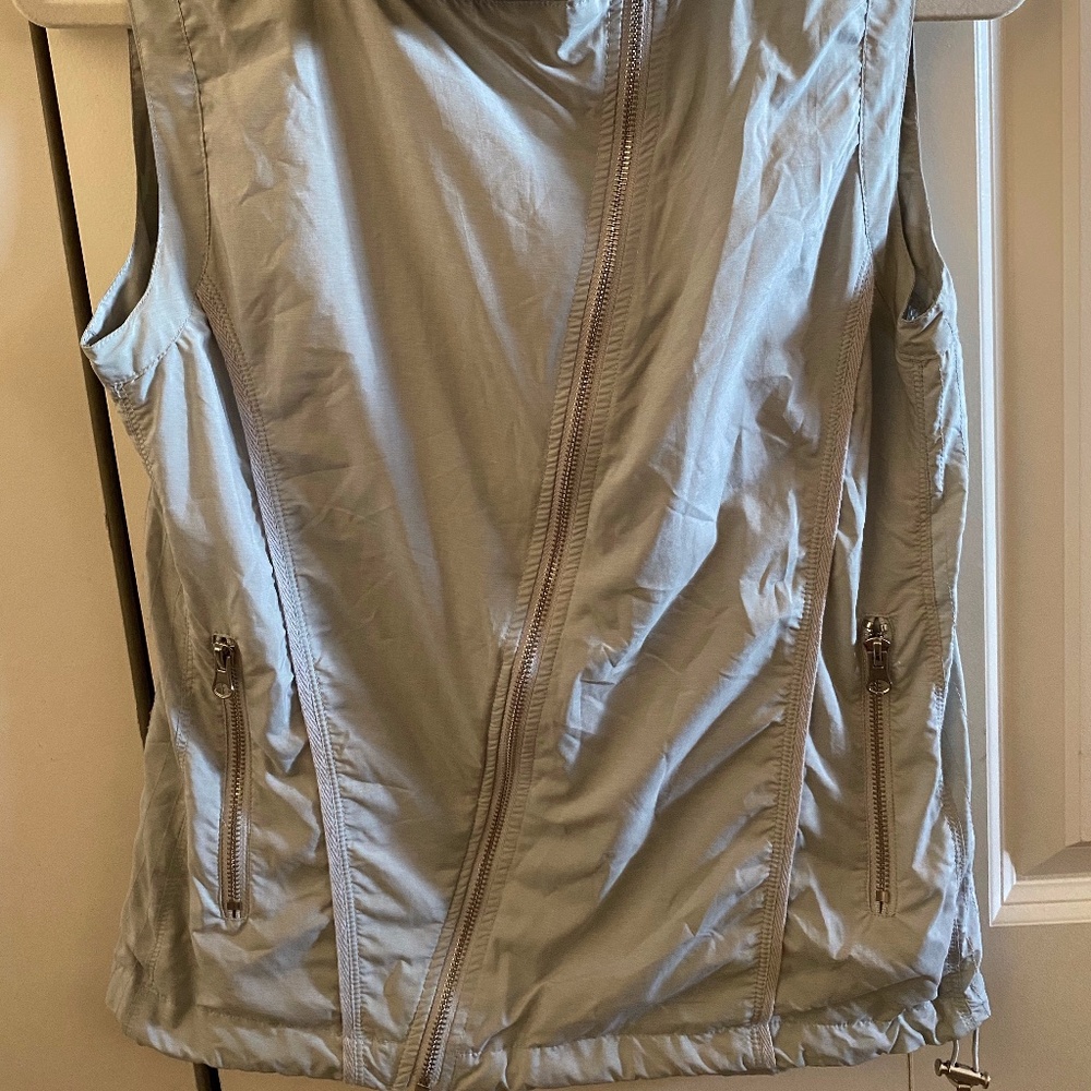 Sleeveless jacket